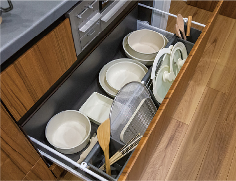 パーテーション付コンロ下収納